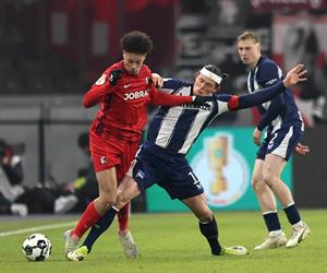 Freiburg vence a Hertha Berlín por 5-4 en penales