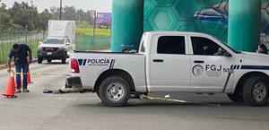 Muere adulto mayor al caer de puente; vehículo lo arrolla