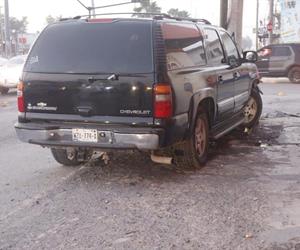 Conductora abandona camioneta tras accidente vial