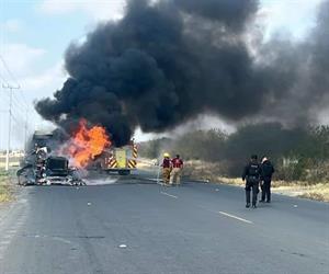 Se incendia tráiler en carretera de Díaz Ordaz