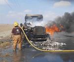 Tracto-camión  es consumido por las llamas