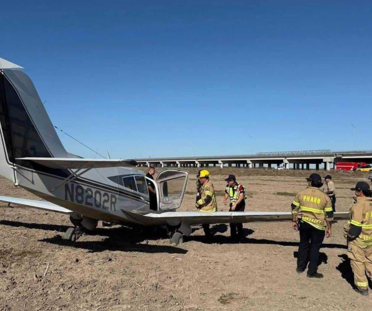 Aterriza de emergencia cerca del puente Pharr