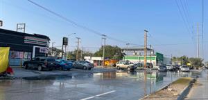 Protestan contra malos olores de fuga de drenaje