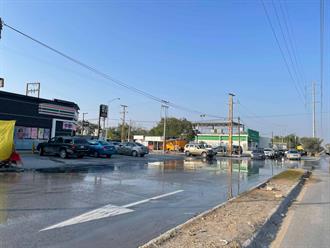 Protestan contra malos olores de fuga de drenaje