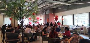 Celebran el amor a mesa llena