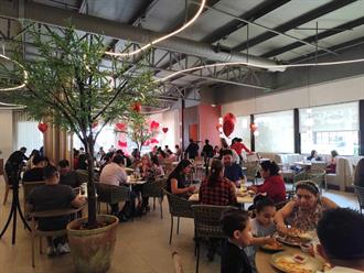 Celebran el amor a mesa llena