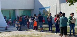 Hasta 4 horas esperan por vacuna del sarampión