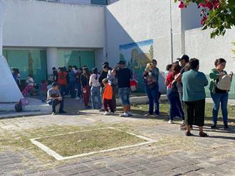 Hasta 4 horas esperan por vacuna del sarampión