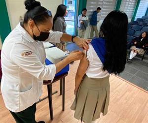 Vacunan a alumnos y personal del Conalep en Río Bravo