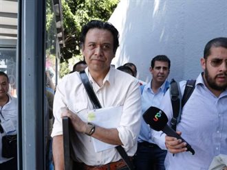 Tras casi 100 horas atrincherado, sale Marx Arriaga de la SEP