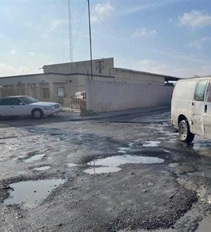 Avanza deterioro de calles por fugas de aguas negras