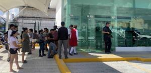 Denuncian cobro indebido de 65 y Más