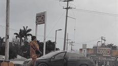 Llamas casi consumen auto en #RíoBravo">