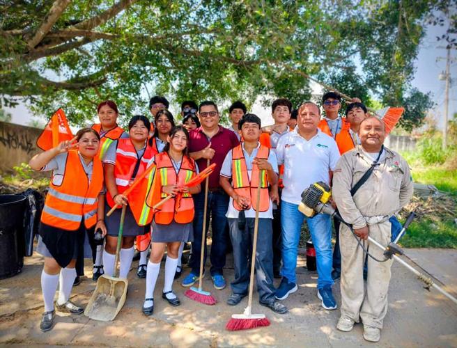 Jóvenes rehabilitan más de 10 mil canchas en el país