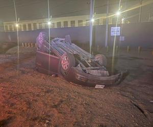 Deja carro abandonado tras volcar Deja carro abandonado tras volcar