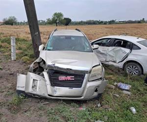 Automovilista provoca choque al invadir carril Automovilista provoca choque al invadir carril