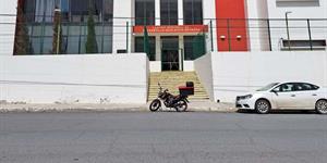 Vacunan a docentes y a padres de familia