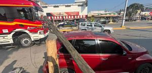 Autobús derriba poste y provoca daños a vehículo