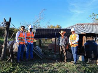 Lleva SEDENER paneles solares a comunidad serrana de Tamaulipas