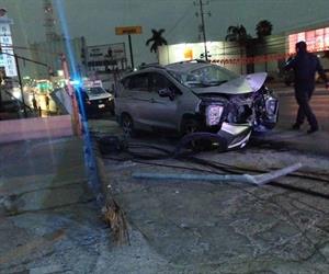 Conductor ebrio derriba postes en accidente vial