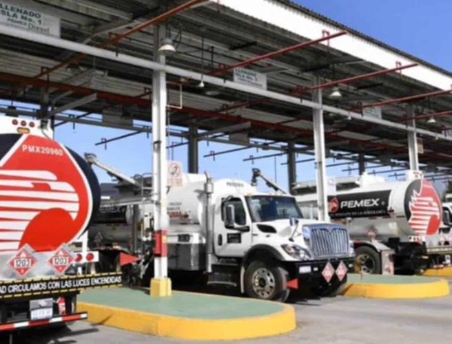 Pemex garantiza suministro de combustible en medio de bloqueos