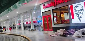 Viajeros pernoctaron en la terminal de autobuses ante la suspensión de corridas