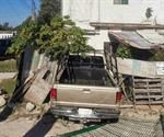 Camioneta sin conductor se estrella contra una vivienda