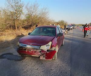 Colisión en carretera deja dos lesionados
