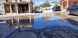 Fuga de agua sin reparar desperdicia miles de litros