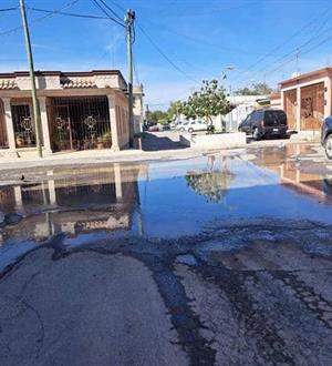 Fuga de agua sin reparar desperdicia miles de litros