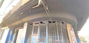 Un inmueble calcinado amenaza a transeúntes