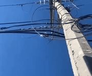 Tras más de 12 horas y varios reportes ignorados, la Comisión Federal de Electricidad acudió a reparar la falla en un poste en Río Bravo.