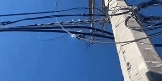 Tras más de 12 horas y varios reportes ignorados, la Comisión Federal de Electricidad acudió a reparar la falla en un poste en Río Bravo.