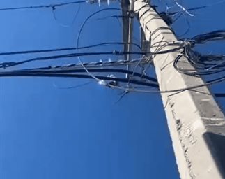 Tras más de 12 horas y varios reportes ignorados, la Comisión Federal de Electricidad acudió a reparar la falla en un poste en Río Bravo.