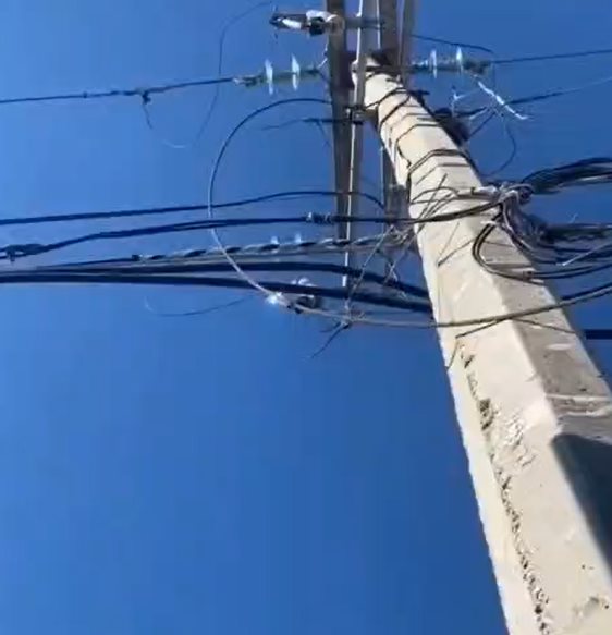Tras más de 12 horas y varios reportes ignorados, la Comisión Federal de Electricidad acudió a reparar la falla en un poste en Río Bravo.