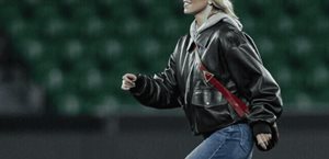 Sydney Sweeney muestra su talento en fútbol durante su visita a Portugal