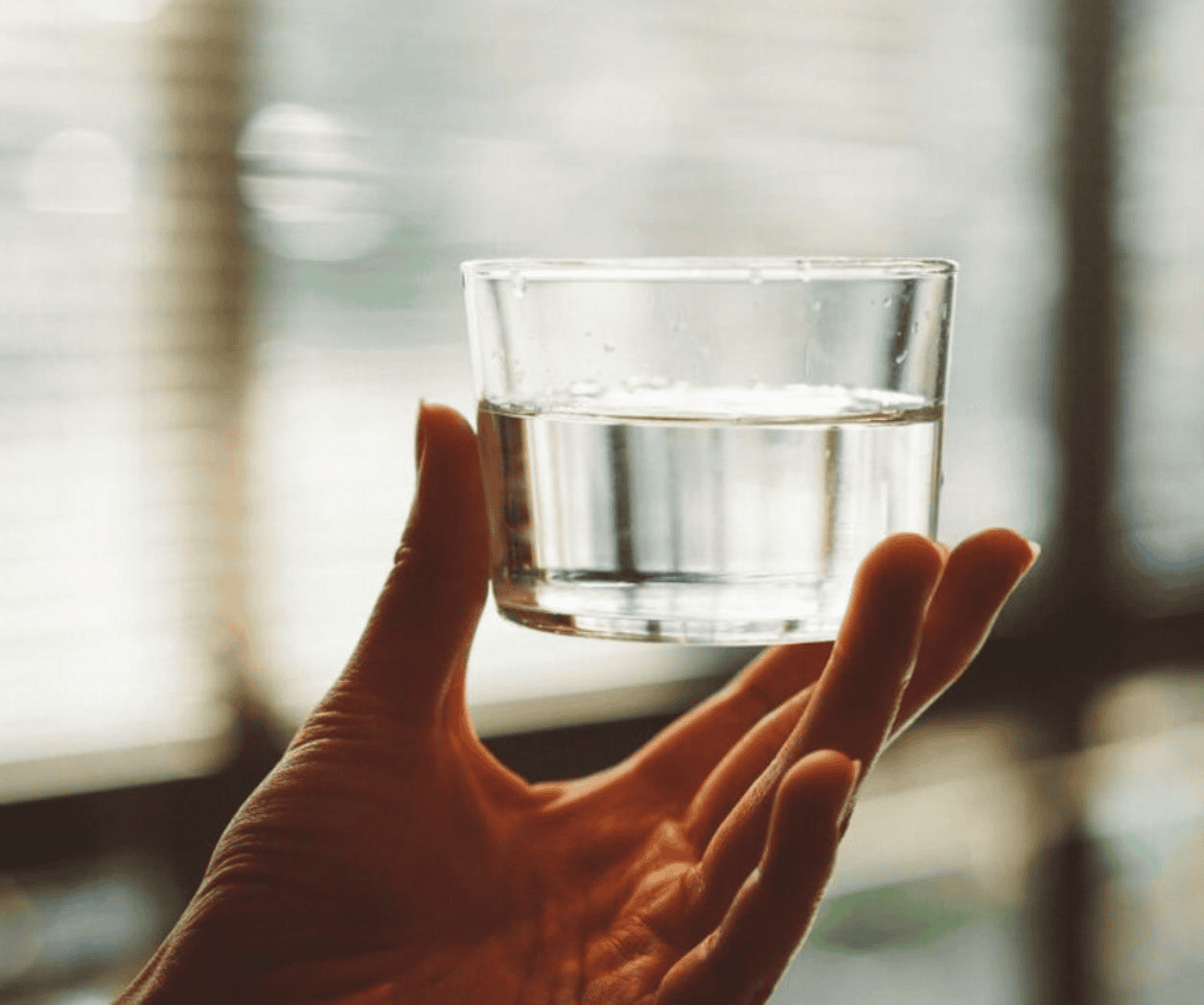¿Cuánta agua tomar en época de calor según tu edad?