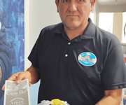 Crisis lo lleva a superarse y ayudar a comunidad