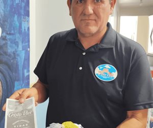 Crisis lo lleva a superarse y ayudar a comunidad