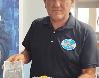 Crisis lo lleva a superarse y ayudar a comunidad