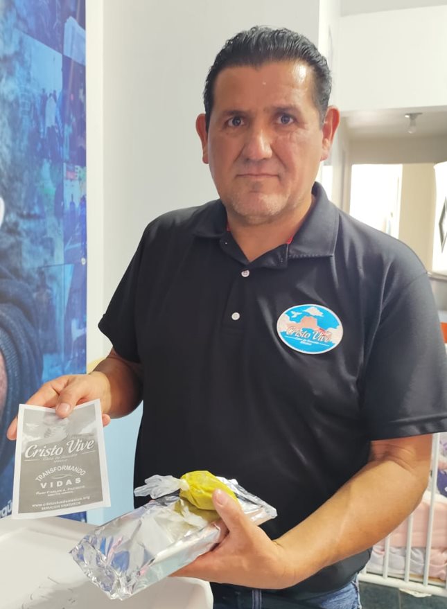 Crisis lo lleva a superarse y ayudar a comunidad