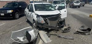 Invade carril y colisiona al tratar de tomar un retorno