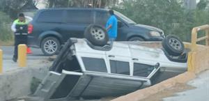 Conductor ileso tras caer a canal