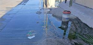 Padecen más de veinte días con aguas negras