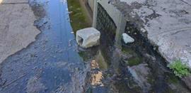 Padecen más de veinte días con aguas negras