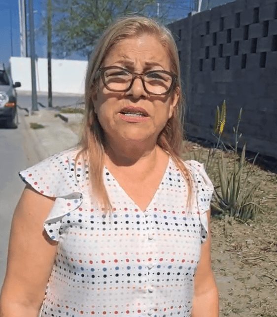 Refugiados soportan fétidos olores por fuga de agua