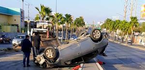 Vuelca su automóvil por conducir a gran velocidad