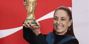 Sheinbaum recibe la Copa del Mundo en Palacio Nacional