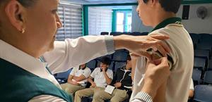 Protegen a estudiantes con vacuna