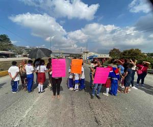 Padres bloquean libramiento en Altamira, piden reabrir escuela